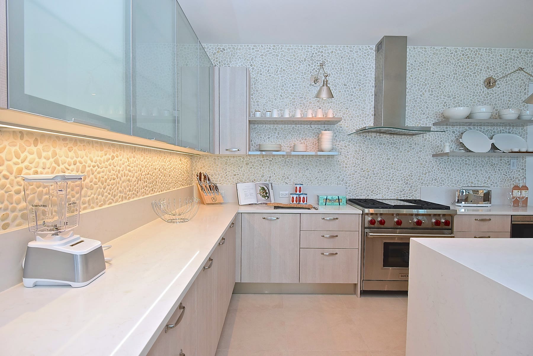 Kitchen, looking in. Residence by M2Develop